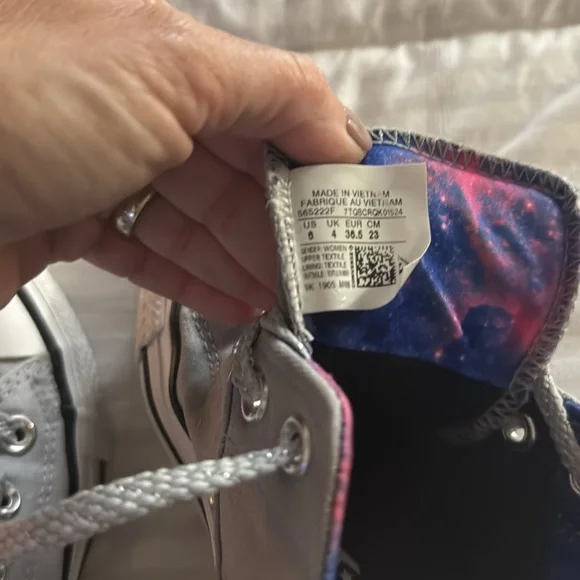 Womens sz 6 Converse low top shoes - Picture 6 of 7